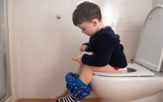 トイレに座る子ども