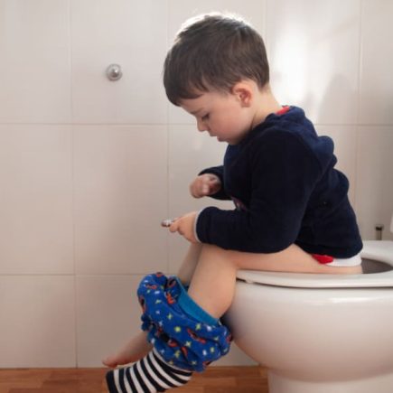 トイレに座る子ども