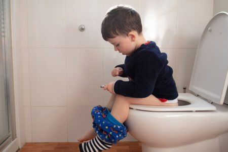 トイレに座る子ども